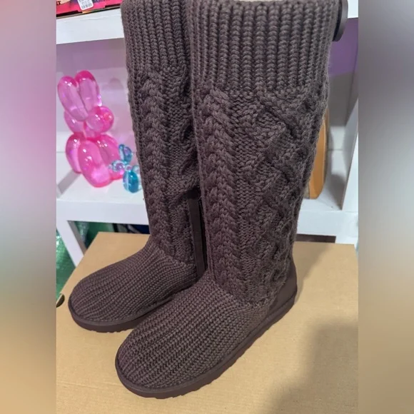 UGG CLASSIC CARDI CABLE KNIT WOMENS SZ 9 100% AUTHENTIC 100%COZY COMFY STYLE NIB